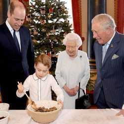 La Reina Isabel, el Príncipe Carlos y el Príncipe Guillermo miran cómo cocina el Príncipe Jorge