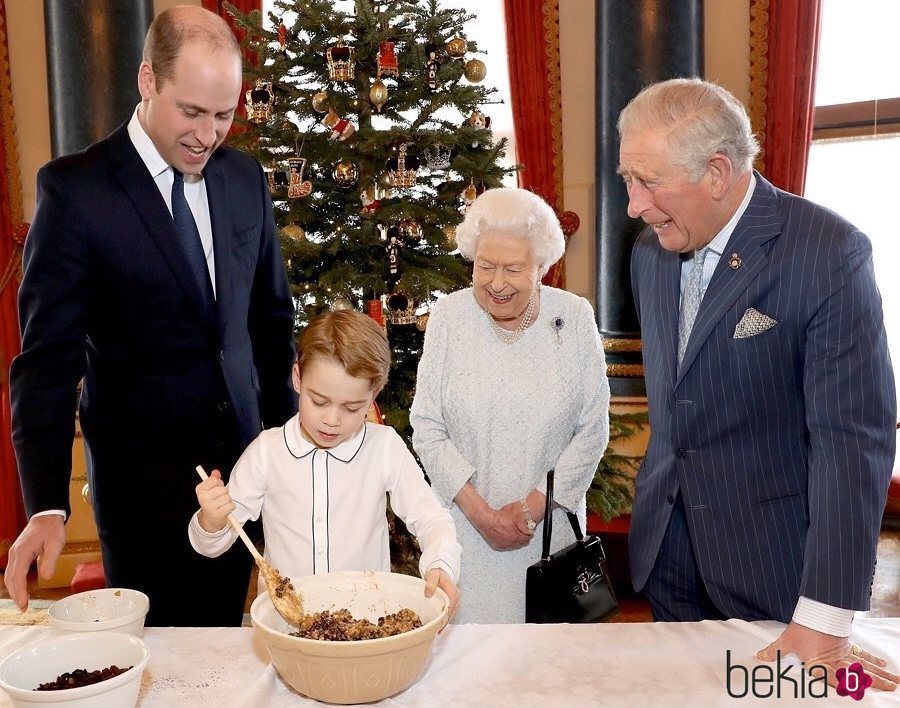 La Reina Isabel, el Príncipe Carlos y el Príncipe Guillermo miran cómo cocina el Príncipe Jorge