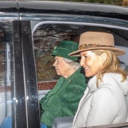 La Reina Isabel II junto a la Condesa de Wessex acudiendo a misa