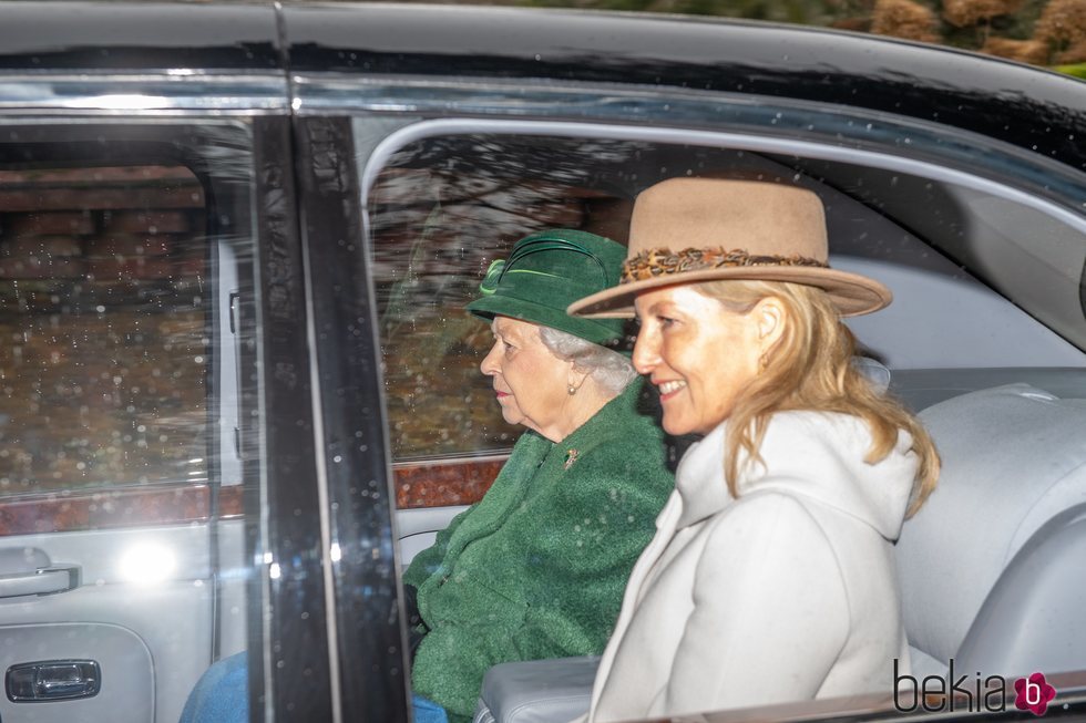 La Reina Isabel II junto a la Condesa de Wessex acudiendo a misa