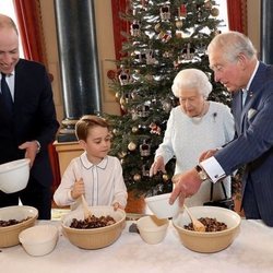 La Reina Isabel, el Príncipe Carlos y el Príncipe Guillermo ayudan al Príncipe Jorge a cocinar