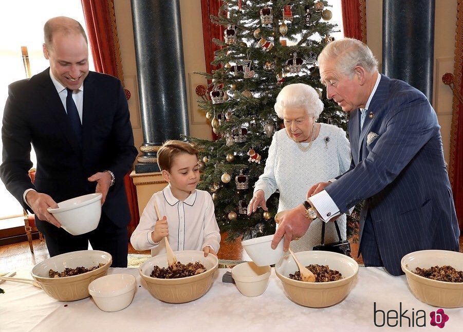 La Reina Isabel, el Príncipe Carlos y el Príncipe Guillermo ayudan al Príncipe Jorge a cocinar