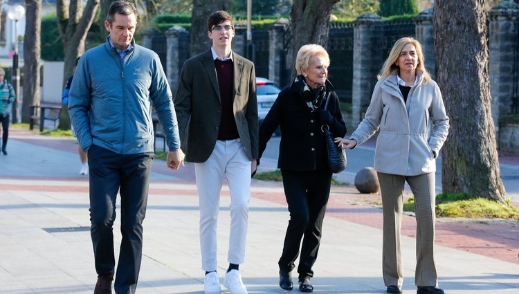 Iñaki Urdangarin paseando con Pablo Urdangarin, la Infanta Cristina y Claire Liebaert por Vitoria
