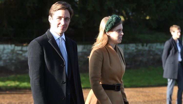 La Princesa Beatriz de York y Edoardo Mapelli en la Misa de Navidad 2019