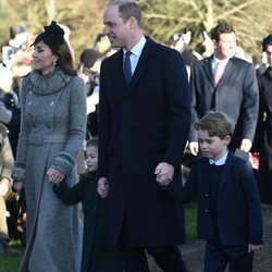 Los Duques de Cambridge con sus hijos Jorge y Carlota en la Misa de Navidad 2019