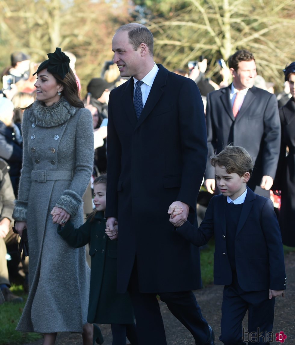 Los Duques de Cambridge con sus hijos Jorge y Carlota en la Misa de Navidad 2019
