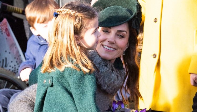Kate Middleton con la Princesa Carlota en la Misa de Navidad 2019