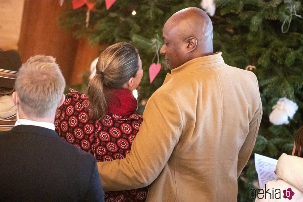 La Princesa Marta Luisa de Noruega y Shaman Durek muy cariñosos en la Misa de Navidad 2019