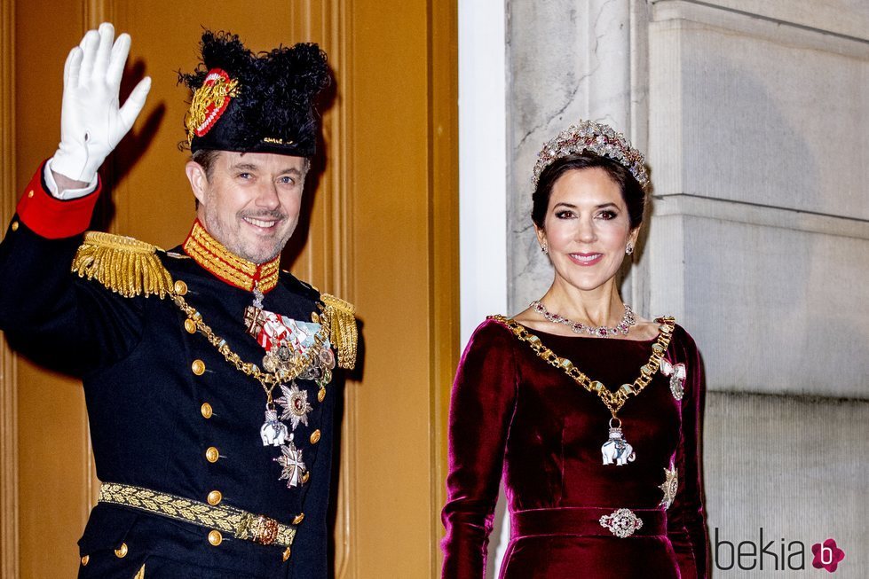 Los Príncipes Federico y Mary de Dinamarca saludando en la recepción de Año Nuevo 2020