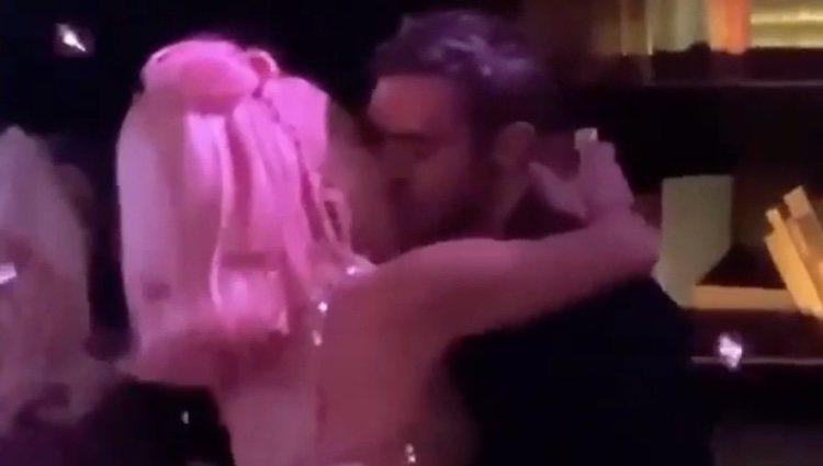 Lady Gaga besando a un misterioso hombre en Las Vegas durante la fiesta de Nochevieja 2019