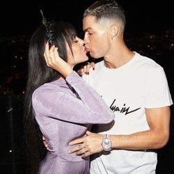 Georgina Rodríguez y Cristiano Ronaldo besándose para recibir el año 2020