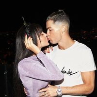 Georgina Rodríguez y Cristiano Ronaldo besándose para recibir el año 2020