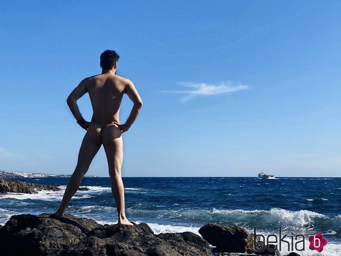 Luis Cepeda posa completamente desnudo frente al mar