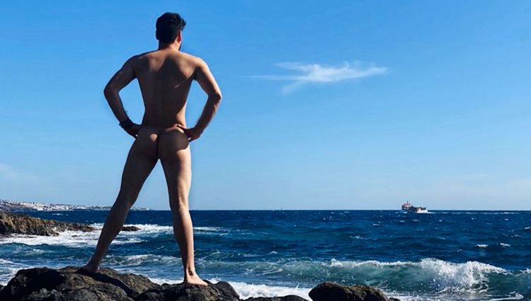 Luis Cepeda posa completamente desnudo frente al mar