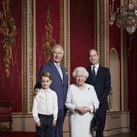 La Reina Isabel, el Príncipe Carlos, el Príncipe Guillermo  y el Príncipe Jorge en la felicitación de Año Nuevo 2020