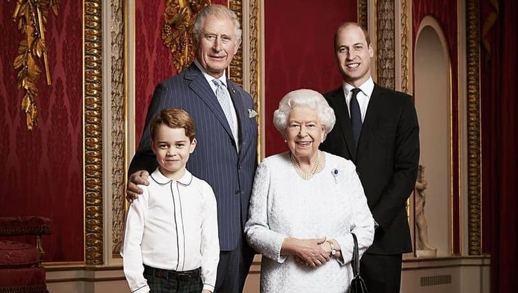 La Reina Isabel, el Príncipe Carlos, el Príncipe Guillermo  y el Príncipe Jorge en la felicitación de Año Nuevo 2020