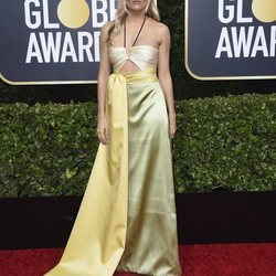 Sienna Miller en la alfombra roja de los Globos de Oro 2020
