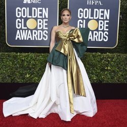 Jennifer Lopez en la alfombra roja de los Globos de Oro 2020