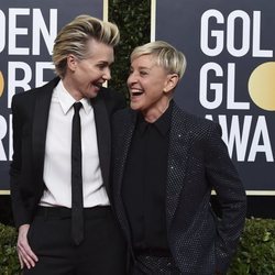 Portia de Rossi y Ellen DeGeneres en la alfombra roja de los Globos de Oro 2020