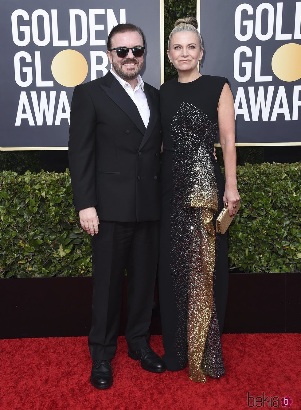 Ricky Gervais y Jane Fallon en la alfombra roja de los Globos de Oro 2020