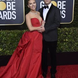 Scarlett Johansson y Colin Jost en la alfombra roja de los Globos de Oro 2020