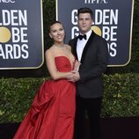 Scarlett Johansson y Colin Jost en la alfombra roja de los Globos de Oro 2020