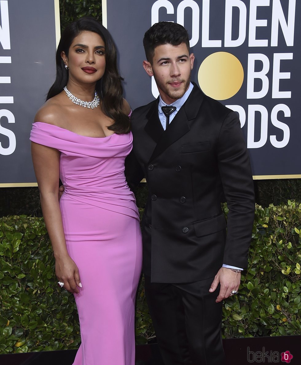 Priyanka Chopra y Nick Jonas en la alfombra roja de los Globos de Oro 2020