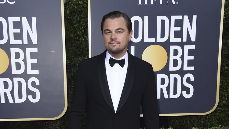 Leonardo DiCaprio en la alfombra roja de los Globos de Oro 2020