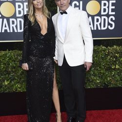 Antonio Banderas y Nicole Kimpel en la alfombra roja de los Globos de Oro 2020
