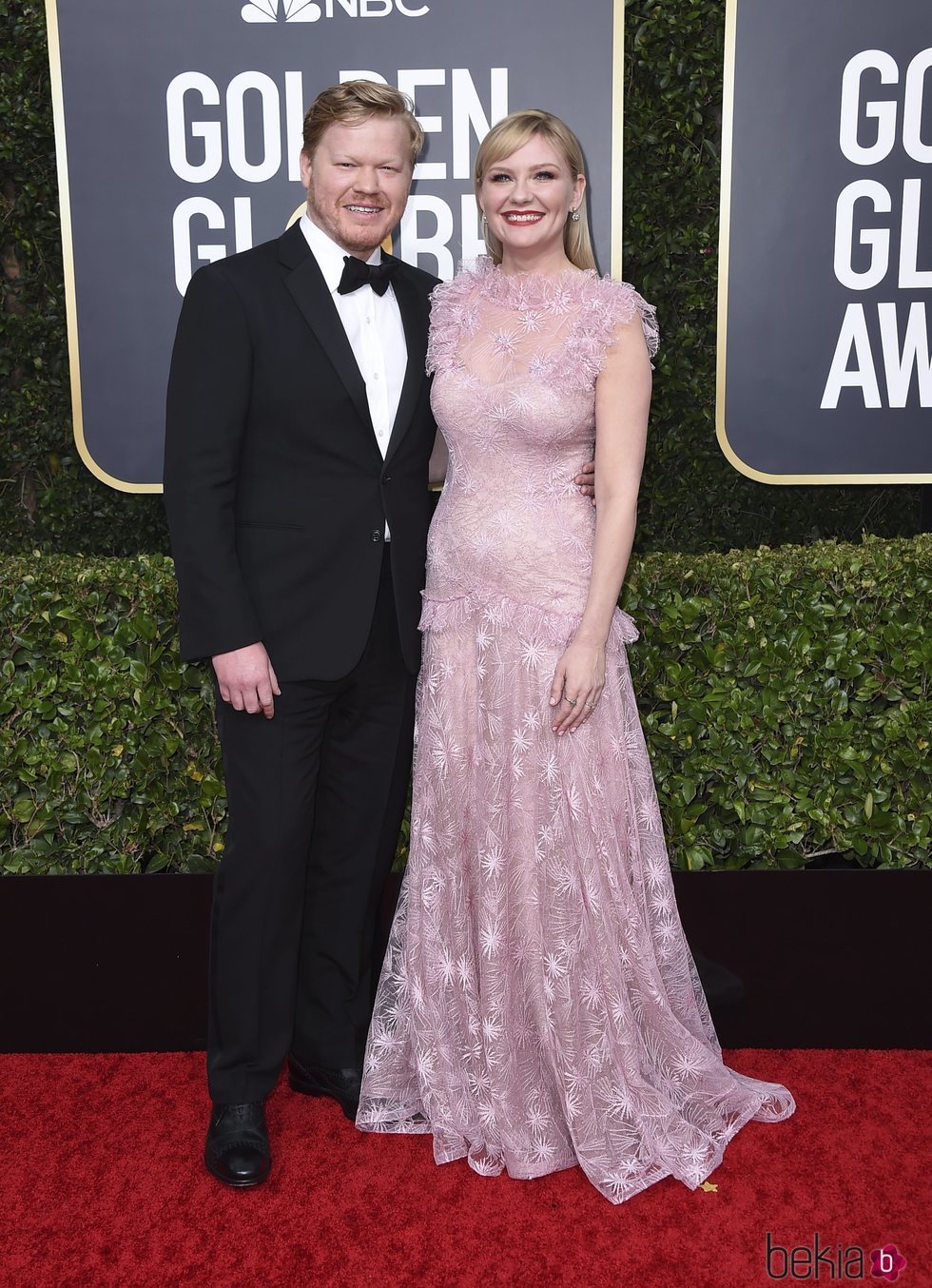 Kirsten Dunst y Jesse Plemons en la alfombra roja de los Globos de Oro 2020