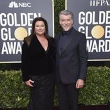 Pierce Brosnan y Keely Shaye Smith en la alfombra roja de los Globos de Oro 2020