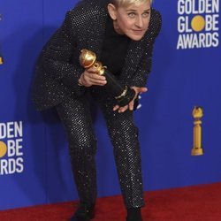 Ellen DeGeneres posando con su premio en los Globos de Oro 2020