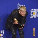 Ellen DeGeneres posando con su premio en los Globos de Oro 2020