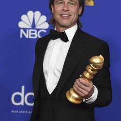 Brad Pitt posando con su premio en los Globos de Oro 2020