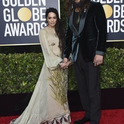 Jason Momoa y Lisa Bonet en la alfombra roja de los Globos de Oro 2020