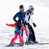 David Bisbal esquiando en Baqueira con su hija Ella y Rosanna Zanetti