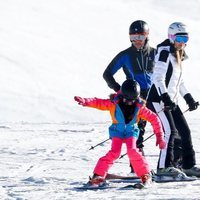 David Bisbal esquiando en Baqueira con su hija Ella y Rosanna Zanetti