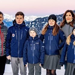 Los Príncipes Federico y Mary de Dinamarca con sus cuatro hijos en Suiza