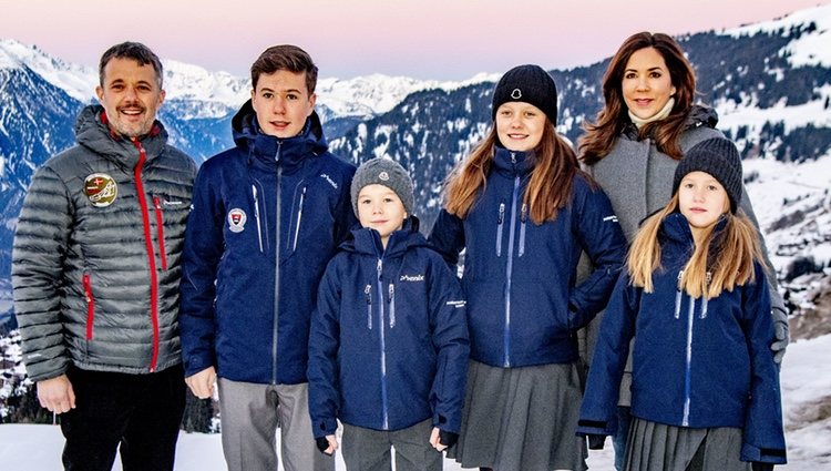 Los Príncipes Federico y Mary de Dinamarca con sus cuatro hijos en Suiza