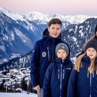 Los Príncipes Christian, Isabel, Josefina y Vicente de Dinamarca a las puertas de su internado suizo