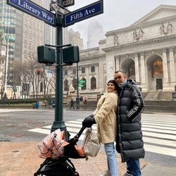 Laura Escanes y Risto Mejide con su hija Roma en Nueva York