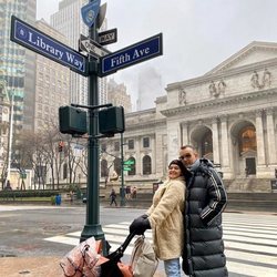 Laura Escanes y Risto Mejide con su hija Roma en Nueva York