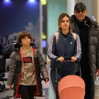 Risto Mejide con Laura Escanes, su hijo Julio y su hija Roma volviendo de Nueva York