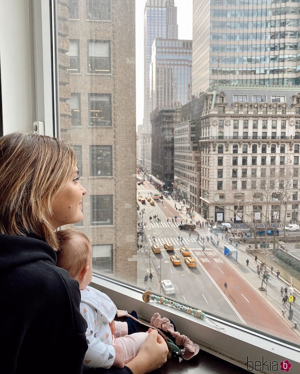 Laura Escanes contemplando Nueva York con su hija Roma