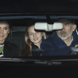 Los Reyes Felipe y Letizia con la Princesa Leonor tras pasar la tarde del Día de Reyes 2020 en casa de Jesús Ortiz