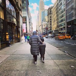 Risto Mejide paseando con su hijo Julio por Nueva York