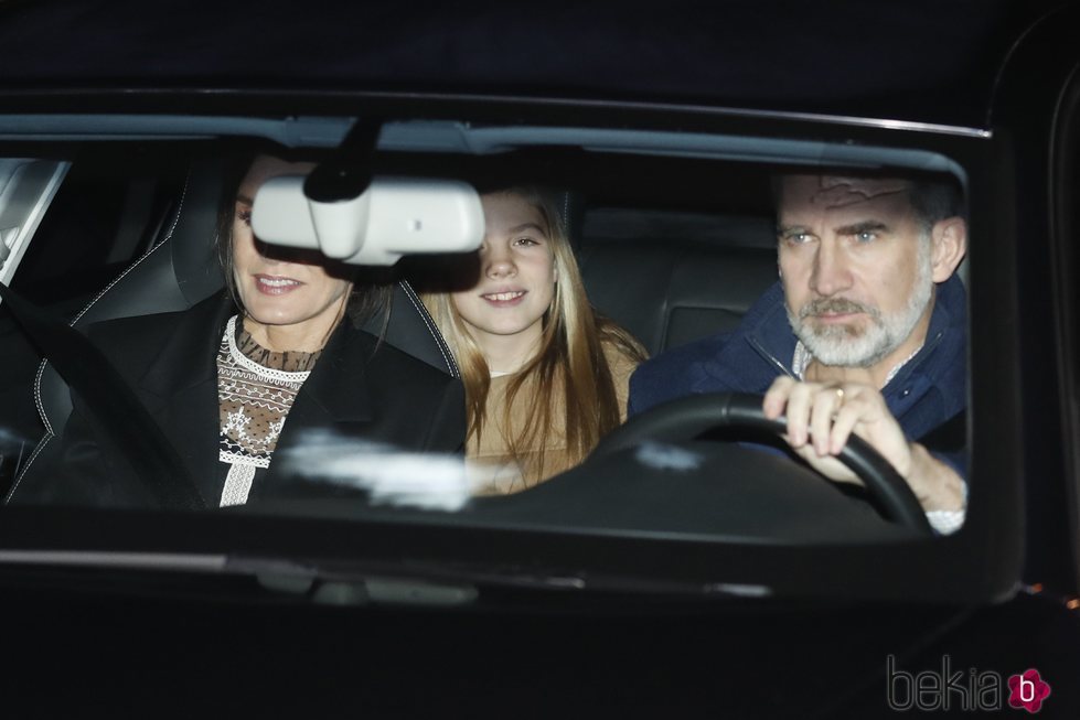 Los Reyes Felipe y Letizia con la Infanta Sofía tras pasar la tarde del Día de Reyes 2020 en casa de Jesús Ortiz
