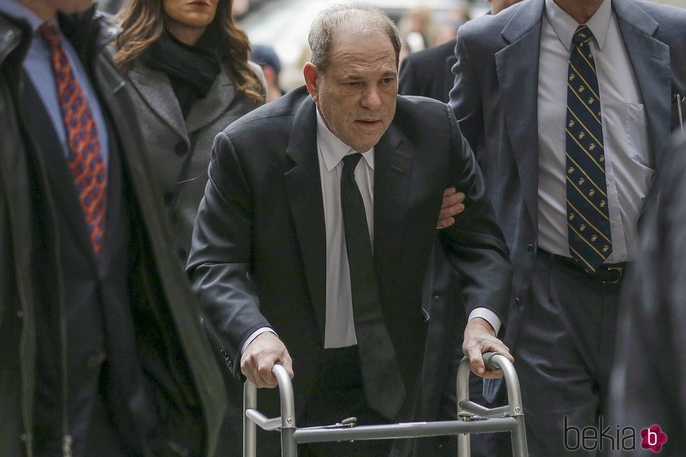 Harvey Weinstein empujando un andador a su llegada al juicio el 6 de enero de 2020