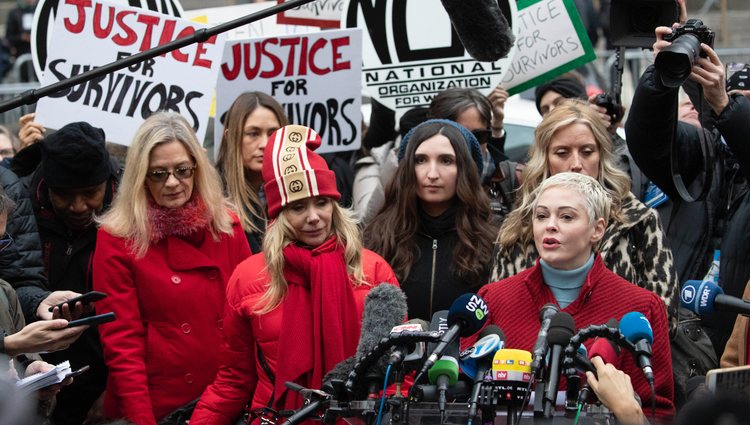 Rosanna Arquette y Rose McGowan junto a otras denunciantes de Weinstein a las puertas de la Corte de Nueva York