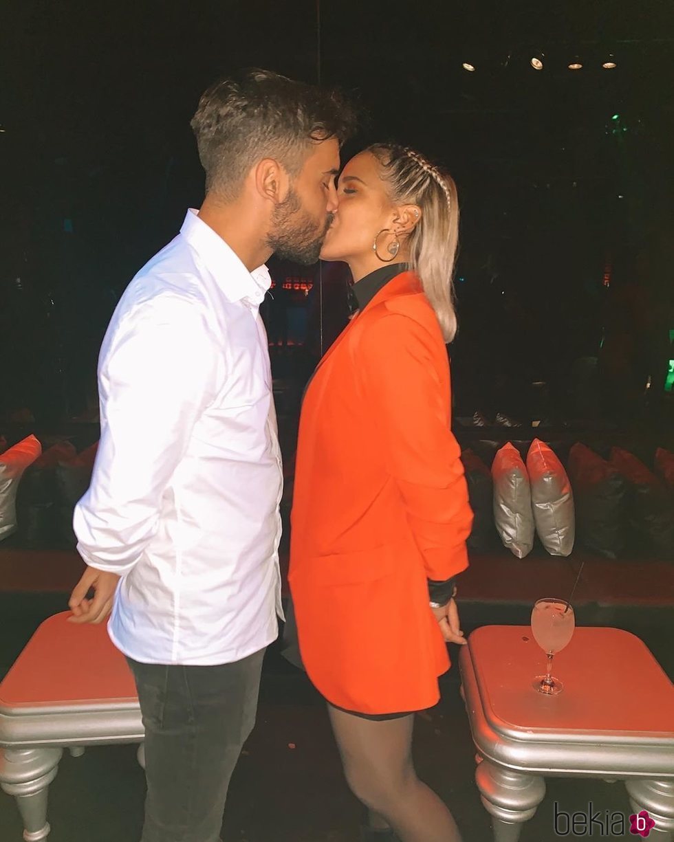 Gloria Camila Ortega y David confirmando su relación con un beso